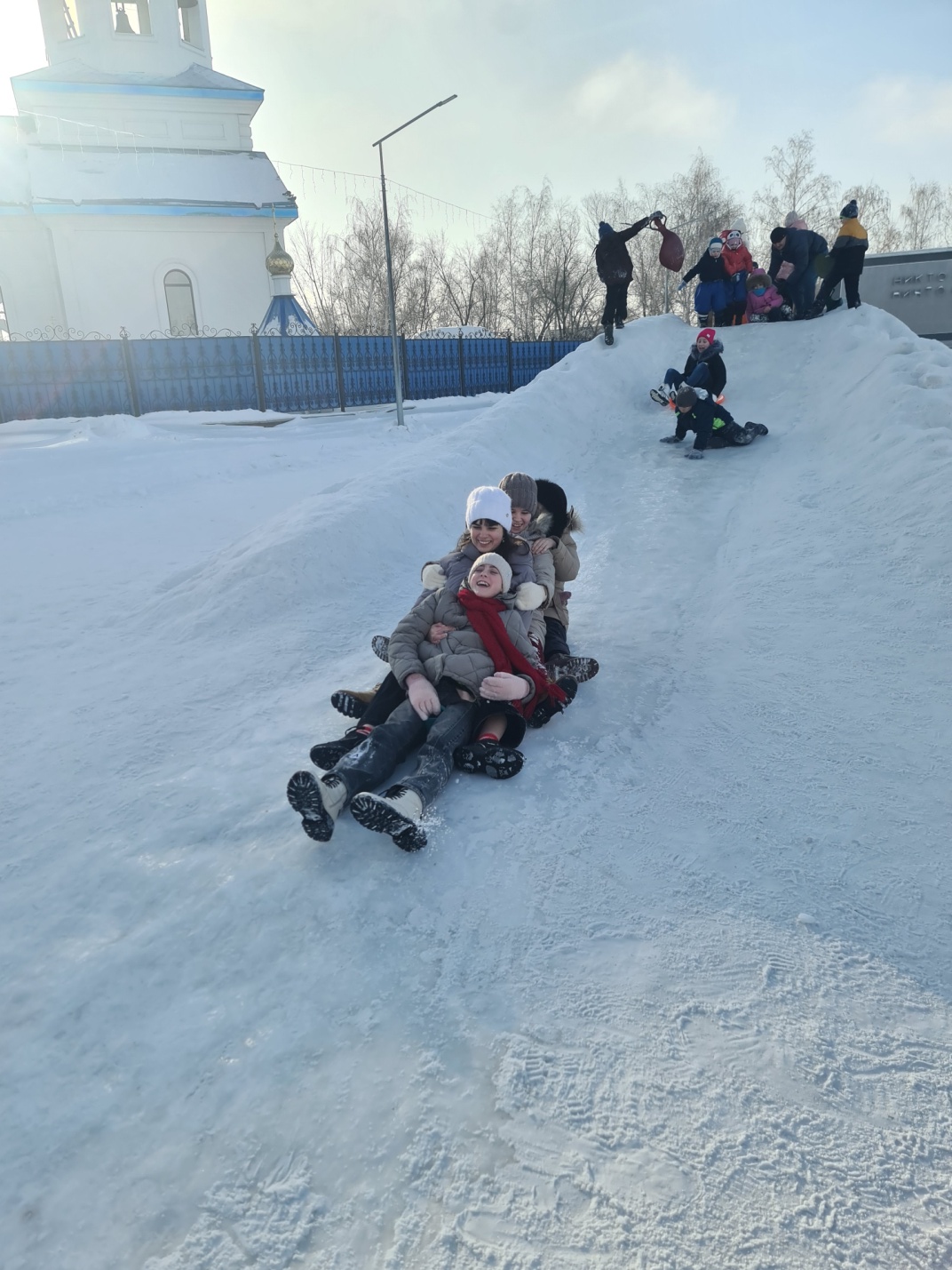 Прогулка детей на горку.